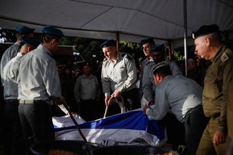 Israel chiết xuất tinh trùng binh sĩ thiệt mạng trong xung đột Israel - Hamas - Ảnh 1. Lễ tang của một binh sĩ Israel tên Raz Abulafia được tổ chức ở Rishpon, miền trung Israel hôm 14-11. Người này đã thiệt mạng ở phía bắc Dải Gaza, nơi quân đội Israel đang thực hiện cuộc tấn công trên bộ - Ảnh: REUTERS
