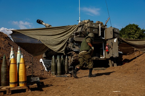 Hamas đồng ý thả 50 con tin, đổi lấy 3 ngày ngừng bắn với Israel - Ảnh 1. Binh sĩ Israel huấn luyện pháo binh ngày 15-11 - Ảnh: REUTERS