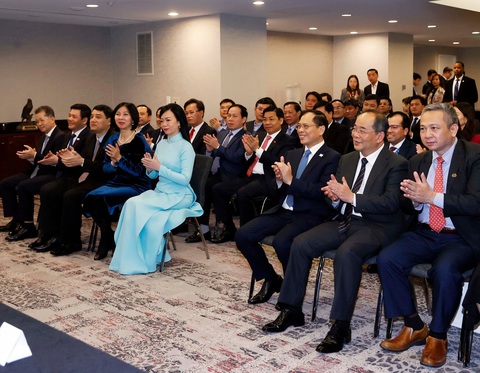 Chủ tịch nước giao nhiệm vụ thúc đẩy Việt kiều Mỹ đầu tư về Việt Nam - Ảnh 2. Đông đảo các quan chức tháp tùng, cán bộ, nhân viên các cơ quan đại diện Việt Nam tại Mỹ tham dự cuộc gặp mặt - Ảnh: TTXVN