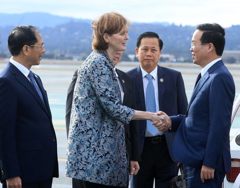 Chủ tịch nước Võ Văn Thưởng đến San Francisco, bắt đầu chuyến công tác Mỹ - Ảnh 2. Đại diện Ban tổ chức APEC 2023 đón Chủ tịch nước Võ Văn Thưởng - Ảnh: TTXVN