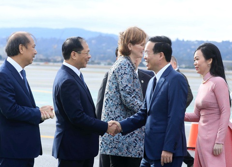 Chủ tịch nước Võ Văn Thưởng đến San Francisco, bắt đầu chuyến công tác Mỹ - Ảnh 1. Chủ tịch nước Võ Văn Thưởng và phu nhân tại sân bay San Francisco - Ảnh: TTXVN