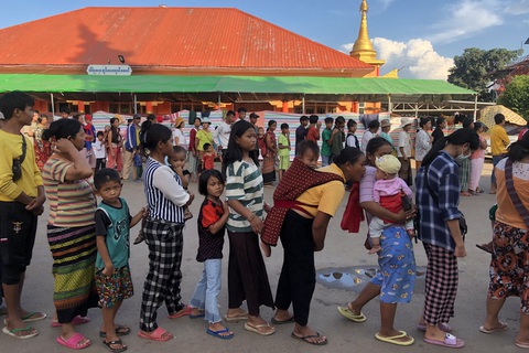 Giao tranh ở Myanmar lan sát biên giới Trung Quốc - Ảnh 1. Người dân chạy nạn ở bang Shan xếp hàng chờ nhận đồ ăn từ thiện ngày 15-11 - Ảnh: AFP