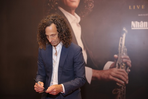 Sau đêm diễn, Kenny G còn nán lại ký tặng, giao lưu với người hâm mộ Việt Nam - Ảnh: HÒA NGUYỄN Sau đêm diễn, Kenny G còn nán lại ký tặng, giao lưu với người hâm mộ - Ảnh: HÒA NGUYỄN