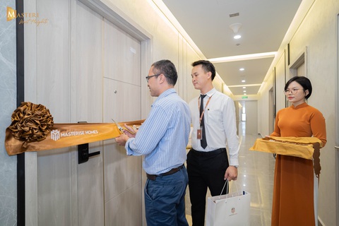 Masterise Homes liên tục bàn giao 7 dự án trong năm 2023 - Ảnh 3. Dự án Masteri West Heights chào đón những khách hàng đầu tiên nhận bàn giao