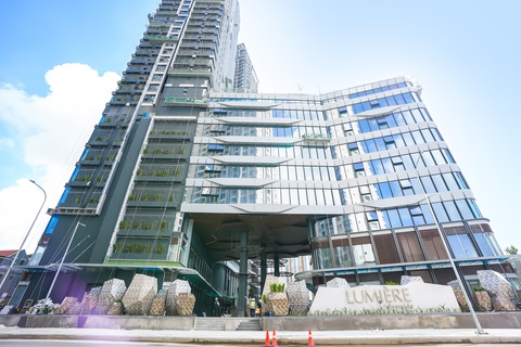 Masterise Homes liên tục bàn giao 7 dự án trong năm 2023 - Ảnh 6. Cảnh quan dự án LUMIÈRE riverside. Công tác thi công đang được triển khai đến tầng cao nhất, chuẩn bị đón cư dân và nhân viên khối văn phòng cuối năm 2023
