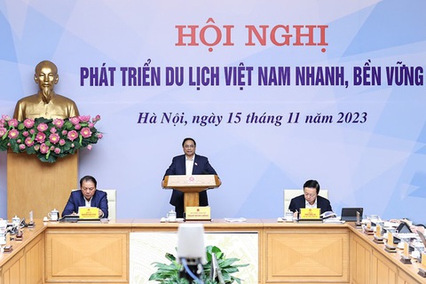 Khách quốc tế chỉ bằng 69% trước dịch, sẽ đề xuất một số chính sách miễn thị thực mới? - Ảnh 1. Thủ tướng chủ trì hội nghị phát triển du lịch nhanh, bền vững - Ảnh: VGP