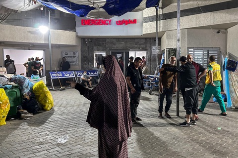 Xung đột Israel - Hamas: Mỹ tuyên bố không ủng hộ không kích bệnh viện - Ảnh 1. Dân thường đứng bên ngoài khu cấp cứu của Bệnh viện Al Shifa ở thành phố Gaza, phía bắc Dải Gaza ngày 10-11 - Ảnh: AFP