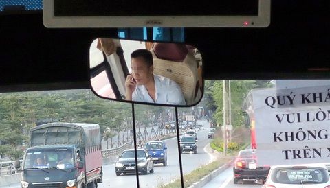 Trừ điểm bằng lái tài xế vi phạm? - Ảnh 2. Việc sử dụng điện thoại khi lái xe được xác định là một trong những hành vi vi phạm nghiêm trọng - Ảnh: T.T.D.