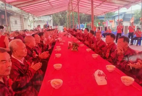 4 ngôi làng Trung Quốc hòa giải 'mối thù truyền kiếp' hơn 200 năm - Ảnh 1. Một loạt các cụ họp để hòa giải 'mối thù truyền kiếp' giữa các làng đã diễn ra - Ảnh: Baidu