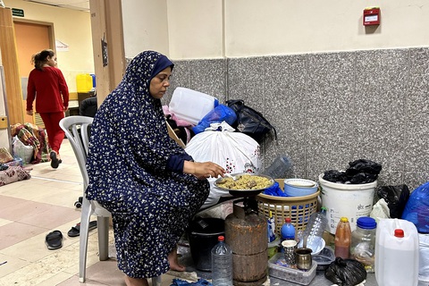 Một phụ nữ đã mất nhà cửa nấu ăn trong khuôn viên bệnh viện hôm 10-11 - Ảnh: AFP Một phụ nữ mất nhà cửa nấu ăn trong khuôn viên Bệnh viện Al Shifa hôm 10-11. Trong cuộc đột kích ngày 15-11, IDF không cho phép người dân trú tại đây rời bệnh viện, song cũng chưa nổ phát súng nào trong khuôn viên cơ sở y tế này - Ảnh: AFP
