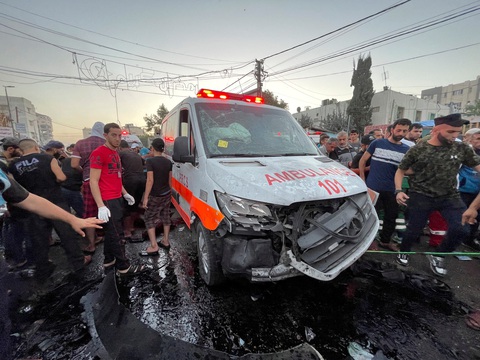 Người dân Gaza kiểm tra một xe cứu thương bị hư hại do không kích của Israel vào cổng Bệnh viện Al Shifa hôm 3-11 - Ảnh: AFP Người dân Gaza kiểm tra một xe cứu thương bị hư hại do không kích của Israel vào cổng Bệnh viện Al Shifa hôm 3-11. Nhiều tuần qua, IDF liên tục khẳng định Hamas đang trốn tại đây và tấn công các khu vực xung quanh bệnh viện - Ảnh: AFP