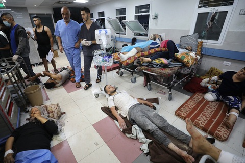 Bên trong bệnh viện che chở gần 1 vạn người Gaza vừa bị Israel đột kích - Ảnh 3. Tình trạng quá tải ở Al Shifa báo động đến mức nhiều bệnh nhân còn không có giường bệnh, phải nằm điều trị trên những tấm chăn, đệm - Ảnh: AFP