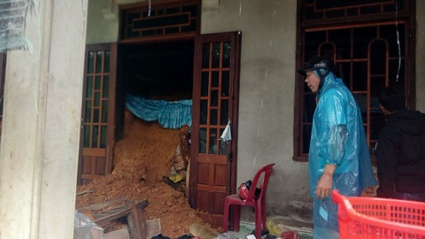 Phá tường cứu người bị đất đá sạt lở vùi lấp ở Huế - Ảnh 2. Căn nhà của ông Minh bị sạt lở núi vùi lấp - Ảnh: H.V.T.