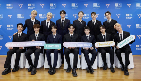 Seventeen là nhóm nhạc K-pop đầu tiên phát biểu tại UNESCO - Ảnh 1. Nhóm nhạc K-pop Seventeen biểu diễn trên sân khấu tại trụ sở UNESCO ở Paris, ngày 14-11 - Ảnh: BAZAAR