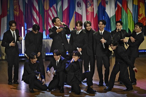 Seventeen là nhóm nhạc K-Pop đầu tiên phát biểu tại UNESCO - Ảnh: AFP-Yonhap Seventeen là nhóm nhạc K-pop đầu tiên phát biểu tại UNESCO - Ảnh: AFP-Yonhap