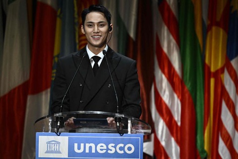 Mingyu phát biểu sau khi biểu diễn tại trụ sở UNESCO ở Paris, ngày 14 tháng 11. AFP-Yonhap Mingyu phát biểu tại trụ sở UNESCO ở Paris, ngày 14-11 - Ảnh: AFP-Yonhap