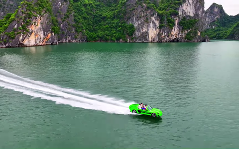 Xác minh ‘siêu xe lạ’ lướt trên mặt vịnh Hạ Long - Ảnh 3. Những người ngồi trên siêu xe dù chạy trên mặt biển vịnh Hạ Long với tốc độ cao nhưng không ai mặc áo phao - Ảnh: Cắt từ video