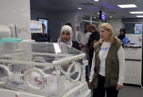UNICEF: Các bên trong xung đột Israel - Hamas vi phạm nghiêm trọng quyền trẻ em - Ảnh 1. Giám đốc điều hành UNICEF Catherine Russell (bìa phải) thăm trẻ sơ sinh tại một bệnh viện ở Gaza - Ảnh: UNICEF