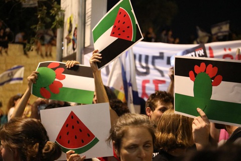 Dưa hấu - mật mã ủng hộ người Palestine - Ảnh 2. Người ủng hộ mang theo hình cờ Palestine được biến tấu từ quả dưa hấu và các màu sắc liên quan xuống đường phố Israel tuần hành hồi tháng 7, sau khi Bộ trưởng An ninh Israel Itamar Ben Gvir cấm vẫy cờ Palestine - Ảnh: GETTY IMAGES