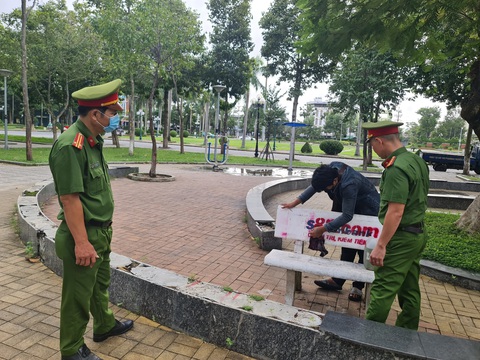 Người trong casino bên Campuchia thuê phun sơn trên ghế đá quảng cáo web cờ bạc - Ảnh 5. Sau 2 ngày điều tra, công an đã xử lý tận gốc việc quảng cáo web cờ bạc trên ghế đá - Ảnh: TRẦN MAI