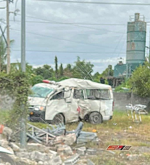 Tai nạn xe cứu thương, bệnh nhân chưa kịp chuyển viện đã tử vong - Ảnh 1. Chiếc xe cứu thương gặp nạn - Ảnh người dân chụp tại hiện trường