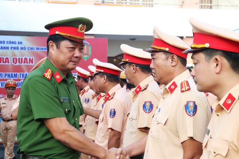 Công an TP.HCM ra quân xử lý xe khách, xe chở hàng hóa trên quốc lộ 1 - Ảnh 1. Thượng tá Nguyễn Đình Dương - phó giám đốc Công an TP.HCM - bắt tay động viên các lực lượng tham gia lễ ra quân xử lý xe khách, xe chở hàng hóa trên quốc lộ 1 - Ảnh: PC08