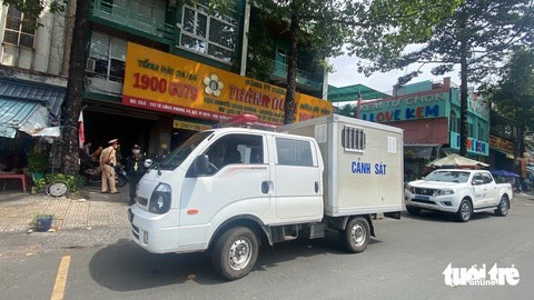 Nóng: Công ty Thành bưởi bị thu hồi giấy phép kinh doanh không thời hạn - Ảnh 1. Ngày 10-11, Cơ quan cảnh sát điều tra Công an tỉnh Đồng Nai khám xét trụ sở Công ty Thành Bưởi trên đường Lê Hồng Phong, quận 5, TP.HCM - Ảnh: TUYẾT MAI
