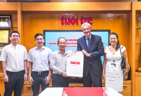 Phó Tổng biên tập báo Tuổi Trẻ Lê Xuân Trung (thứ 3 từ trái sang) tiếp Tổng Lãnh sự Ý Enrico Padula cùng phu nhân Milena Padula tại trụ sở báo, ngày 15-11 - Ảnh: QUANG ĐỊNH Phó tổng biên tập báo Tuổi Trẻ Lê Xuân Trung (thứ 3 từ trái sang) tiếp Tổng lãnh sự Ý Enrico Padula cùng phu nhân - chủ tịch CLB Lãnh sự TP.HCM Milena Padula tại trụ sở báo - Ảnh: QUANG ĐỊNH