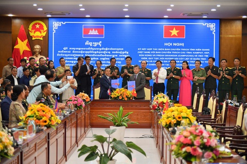Kiên Giang tìm kiếm, quy tập được 2.105 hài cốt liệt sĩ ở đất bạn Campuchia - Ảnh 1. Ông Nguyễn Lưu Trung (bìa phải) - phó chủ tịch UBND tỉnh Kiên Giang - ký kết hợp tác với các tỉnh Campuchia trong việc tìm kiếm, quy tập hài cốt liệt sĩ là quân tình nguyện Việt Nam hy sinh trên đất bạn Campuchia - Ảnh: PHƯƠNG VŨ