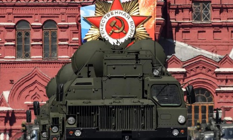 Hệ thống tên lửa phòng không S-400 Triumph của Nga đi qua Quảng trường Đỏ trong cuộc duyệt binh Ngày Chiến thắng ở Matxcơva vào ngày 9 -5 -2018 - Ảnh: AFP Hệ thống tên lửa phòng không S-400 Triumph của Nga đi qua quảng trường Đỏ trong cuộc duyệt binh Ngày Chiến thắng ở Matxcơva vào ngày 9-5-2018 - Ảnh: AFP