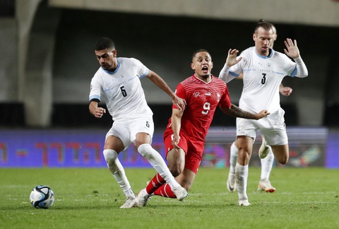 Tin tức thể thao sáng 16-11: Man United thay Tổng giám đốc, Israel cầm chân Thụy Sĩ - Ảnh 3. Israel (áo trắng) cầm hòa Thụy Sĩ - Ảnh: REUTERS