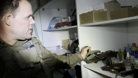 Israel công bố hình ảnh các vũ khí tìm được ở bệnh viện Al Shifa trong cuộc đột kích ngày 15-11 - Ảnh: REUTERS Israel công bố hình ảnh các vũ khí tìm được ở Bệnh viện Al Shifa trong cuộc đột kích ngày 15-11 - Ảnh: REUTERS