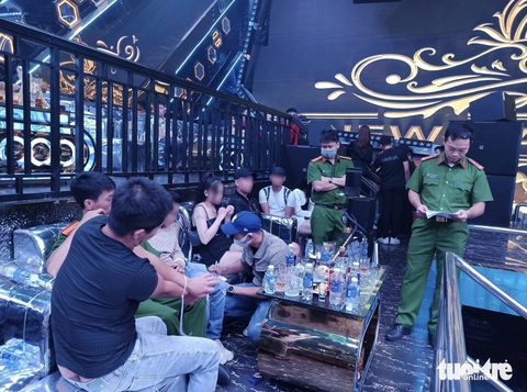TP.HCM: Chỉ một cơ sở kinh doanh karaoke, vũ trường nhưng có nhiều giấy phép khác nhau - Ảnh 1. Cơ quan công an tạm giữ những người dương tính với ma túy ở quán bar - Ảnh: P.N.
