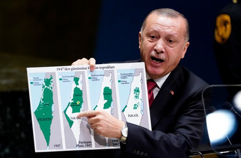 Tổng thống Thổ Nhĩ Kỳ Tayyip Erdogan giơ biểu đồ thể hiện sự mở rộng phạm vi chiếm đóng của Israel qua các năm tại khóa họp Đại hội đồng Liên Hiệp Quốc lần thứ 74 hồi tháng 10-2019 - Ảnh: REUTERS Tổng thống Thổ Nhĩ Kỳ Tayyip Erdogan giơ biểu đồ thể hiện sự mở rộng phạm vi chiếm đóng của Israel qua các năm tại khóa họp Đại hội đồng Liên Hiệp Quốc lần thứ 74 hồi tháng 10-2019 - Ảnh: REUTERS