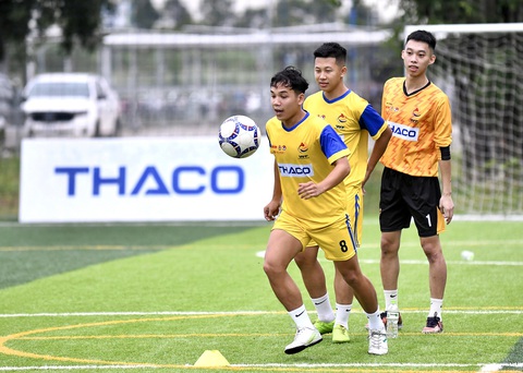 Khởi tranh Vòng chung kết Giải vô địch bóng đá công nhân toàn quốc 2023: Ngày hội đáng chờ đợi - Ảnh 1. Các cầu thủ Công đoàn Nghệ An tập luyện trên sân Sora Gardens Links chiều 16-11 - Ảnh: QUANG ĐỊNH
