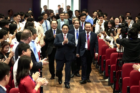 Thủ tướng Phạm Minh Chính: Tuổi trẻ phải dấn thân, trải nghiệm - Ảnh 2. Thủ tướng Phạm Minh Chính và các đại biểu đến dự buổi lễ khai khóa - Ảnh: HỮU HẠNH
