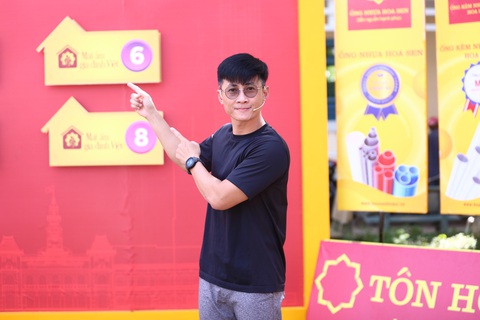 Ca sĩ Thiên Vương xúc động nhớ lại quá khứ cơ cực của mình. Ca sĩ Thiên Vương xúc động nhớ lại quá khứ cơ cực của mình.