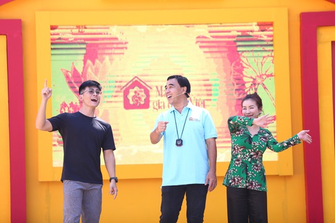 Thiên Vương MTV kể về tuổi thơ cơ cực phải dậy sớm giúp mẹ bán thịt ở chợ - Ảnh 1. MC Quyền Linh cùng hai khách mời - ca sĩ Thiên Vương và diễn viên Kiều Linh