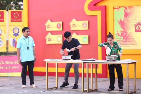 Thiên Vương MTV kể về tuổi thơ cơ cực phải dậy sớm giúp mẹ bán thịt ở chợ - Ảnh 6. Đón xem chương trình Mái ấm gia đình Việt lên sóng lúc 20h20 thứ sáu hằng tuần trên kênh HTV7.