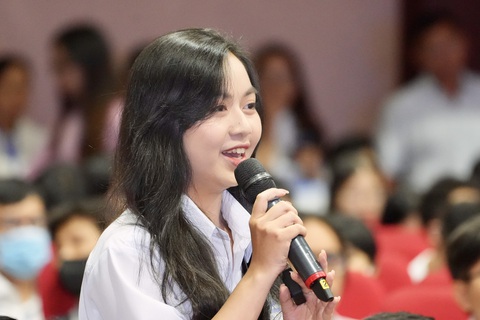 Thủ tướng Phạm Minh Chính: Tuổi trẻ phải dấn thân, trải nghiệm - Ảnh 5. Sinh viên đặt câu hỏi trực tiếp với Thủ tướng - Ảnh: HỮU HẠNH
