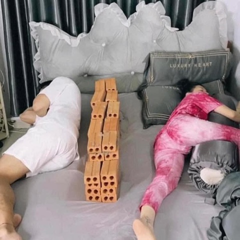 Ảnh vui 16-11: Vợ xây tường gạch 'cắt đôi' cái giường - Ảnh 1. Công bằng ở đâu?