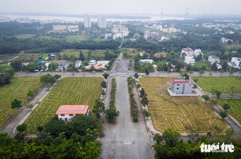Băng lau lách, dừa nước qua những nơi dự kiến xây cầu Cần Giờ - Ảnh 3. Việc xây dựng các cây cầu kết nối với huyện Cần Giờ được người dân rất mong mỏi. Trong ảnh là điểm đầu tiên của dự án xây dựng cầu Cần Giờ, nằm trên đường 15B, khu dân cư Phú Xuân (huyện Nhà Bè) hướng về đường Nguyễn Bình - Ảnh: LÊ PHAN