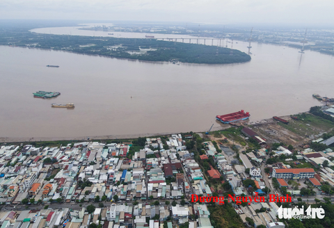 Băng lau lách, dừa nước qua những nơi dự kiến xây cầu Cần Giờ - Ảnh 4. Sau đó, cầu Cần Giờ sẽ vượt qua đường Nguyễn Bình (huyện Nhà Bè) hướng thẳng ra phía sông Soài Rạp. Tại đường Nguyễn Bình, dự kiến sẽ có các đường kết nối lên cầu - Ảnh: ĐỨC PHÚ
