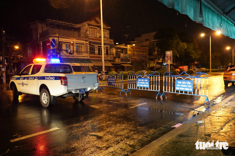 Người dân Nha Trang hối hả chạy lụt trong đêm - Ảnh 1. Công an giao thông chốt chặn đoạn bị ngập sâu trên đường 23-10 - Ảnh: TRẦN HOÀI