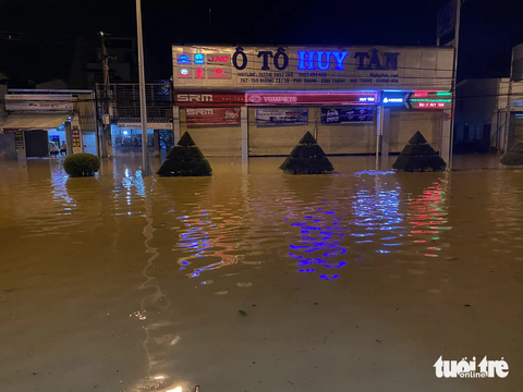 Người dân Nha Trang hối hả chạy lụt trong đêm - Ảnh 4. Tuyến đường 23-10 ngập nặng - Ảnh: TRẦN HOÀI