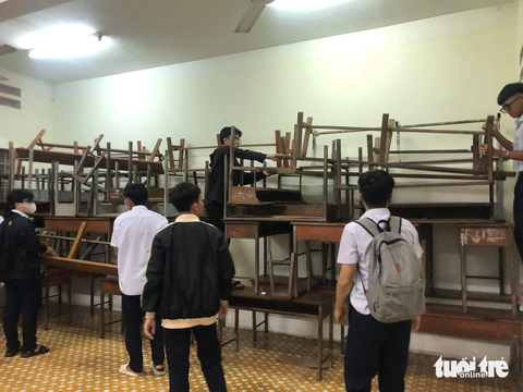Người dân Nha Trang hối hả chạy lụt trong đêm - Ảnh 6. Học sinh Trường THPT Hà Huy Tập (xã Vĩnh Thái, TP Nha Trang) kê bàn ghế lên cao - Ảnh: TRẦN HOÀI