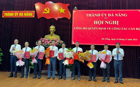Đà Nẵng có hàng loạt nhân sự chủ chốt mới - Ảnh 1. Lãnh đạo TP Đà Nẵng trao quyết định và tặng hoa chúc mừng 7 nhân sự mới - Ảnh: H.K.