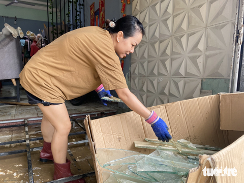Người dân Huế tất bật dọn dẹp nhà cửa, trụ sở, đường sá sau khi nước lũ rút- Ảnh 9. Một cửa hàng trên đường Hùng Vương bị bể cửa kính sau khi nước lũ tràn vào - Ảnh: LÊ TRUNG