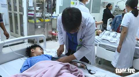 Học sinh ngộ độc thực phẩm ở Kiên Giang: Phụ huynh bức xúc yêu cầu làm rõ nguyên nhân - Ảnh 1. Các em học sinh nhập viện điều trị trong tình trạng ói, đi ngoài - Ảnh: CHÍ CÔNG