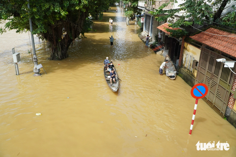 Trời nắng, nhiều tuyến phố ở Huế vẫn còn chìm trong nước lũ - Ảnh 4. Tuyến đường Bạch Đằng chìm trong nước lũ - Ảnh: LÊ TRUNG